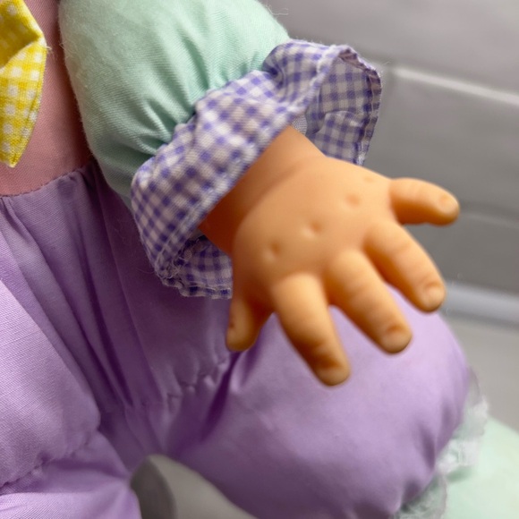 Vintage soft cloth squeaking baby doll with bonnet, plastic face and hands - Picture 6 of 11